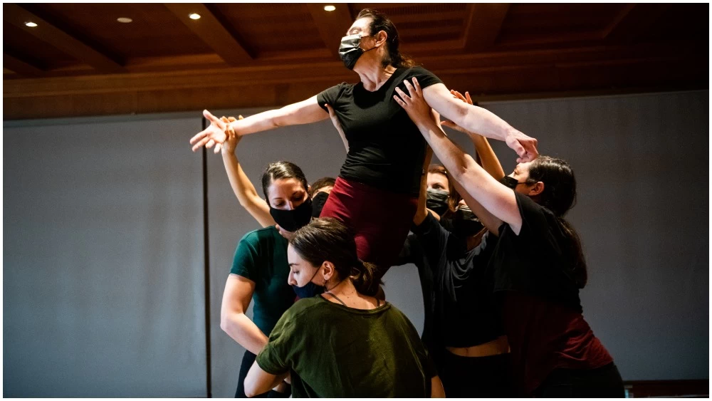 Το σώμα κινείται, δονείται, υπάρχει μας θυμίζει η χορογράφος Μαρία Κολιοπούλου - εικόνα 1